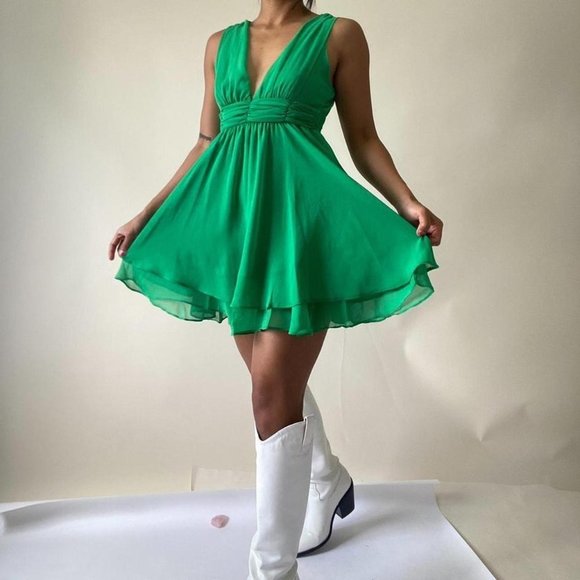 Mariah Plunging Neck Shirred Waist Sleeveless Dress (Kelly Green) - Picture 7 of 8